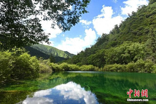 四川九寨沟县神仙池风景如画引游客-萌番资讯网