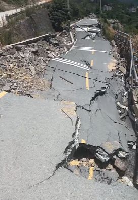 湖北恩施一道路塌陷数十米，事发两月仍未处理？当地：39天前暴雨所致，正在修复-萌番资讯网