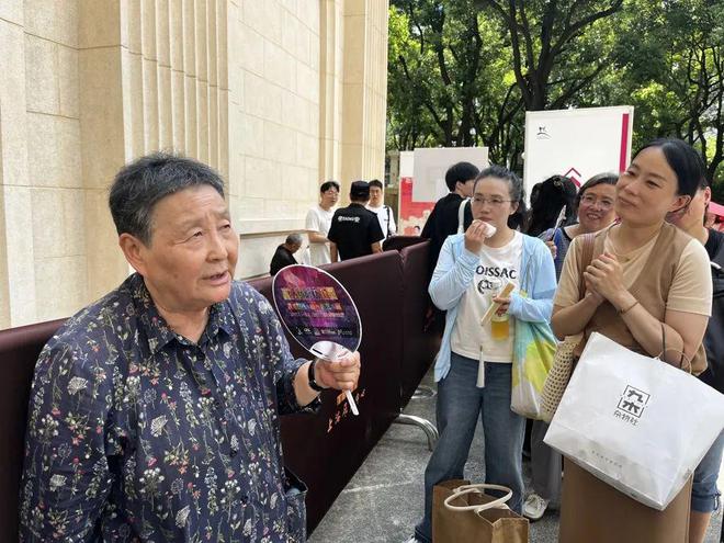 图片[3]-上海这里一票难求！外地人打“飞的”拖行李箱“扫货”，70岁上海阿姨每天来“报到”-萌番资讯网