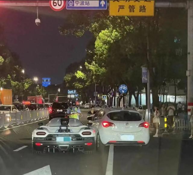 图片[1]-宁波街头4700万跑车被撞，定损406万？警方：编造谣言男子已被处罚-萌番资讯网