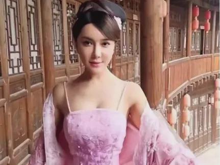 图片[1]-演潘金莲走红的龚玥菲，一婚嫁侏儒男，二婚嫁巨男，好牌打成稀烂-萌番资讯网