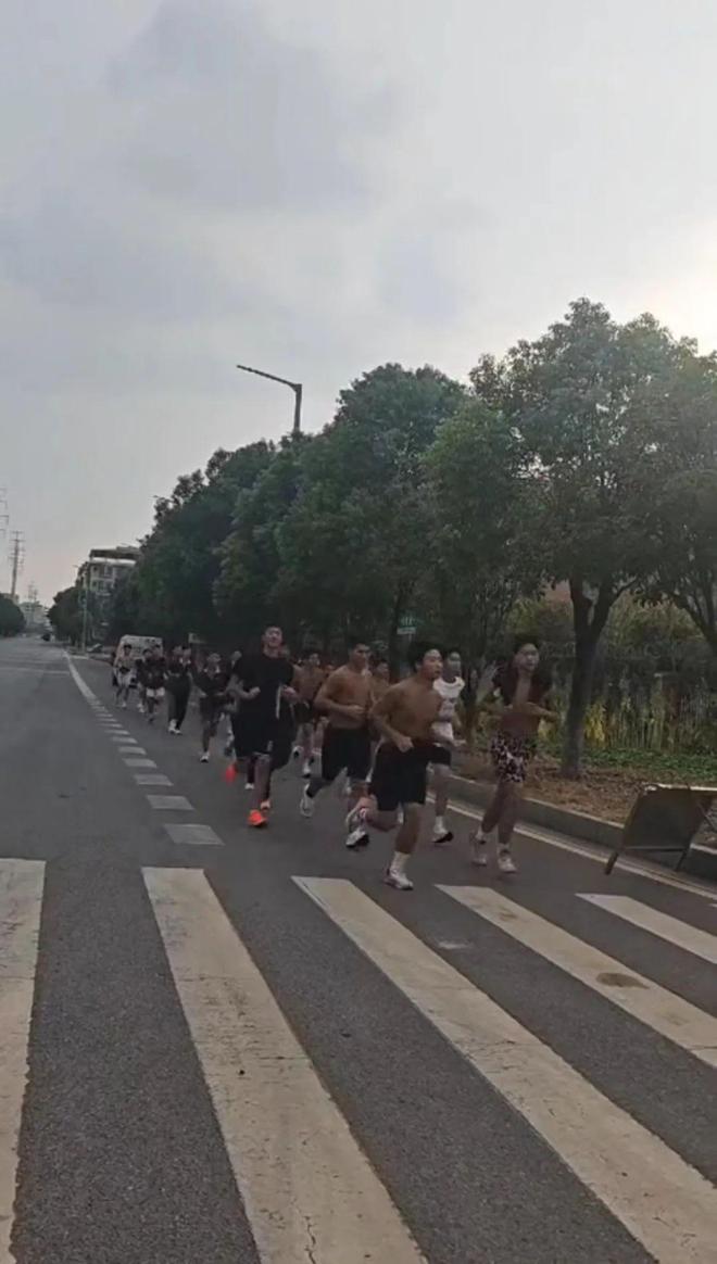 图片[1]-湖南一群高中生暴雨中帮老人抢收稻谷，体育老师骄傲讲述：他们一拥而上！-萌番资讯网