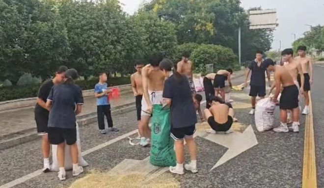 图片[2]-湖南一群高中生暴雨中帮老人抢收稻谷，体育老师骄傲讲述：他们一拥而上！-萌番资讯网