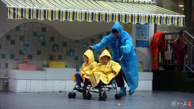 图片[1]-“两蓝一黄”高挂，下班放学雨势不小，申城高温暂歇-萌番资讯网