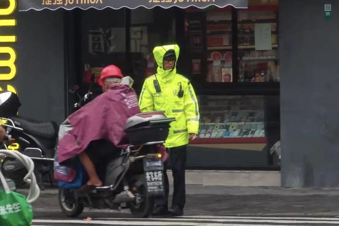 上海街头这一幕，被网友拍下！这位90后辅警火了：今年刚入职，每天上下班通勤4个小时-萌番资讯网