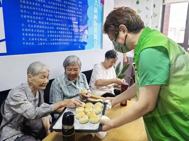 自己做的真香！杨浦“80后”老人欢聚一堂学做月饼-萌番资讯网