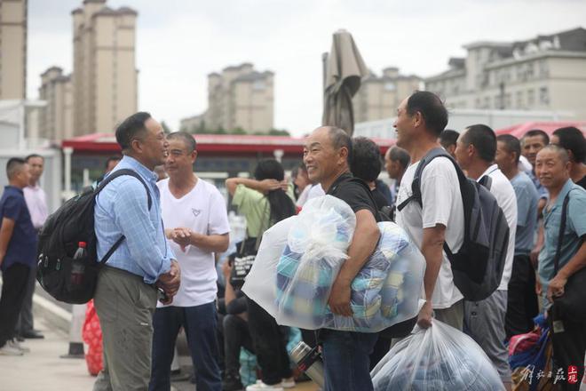 图片[10]-迎战台风，上海金山转移1640名工地建设者到安置点-萌番资讯网