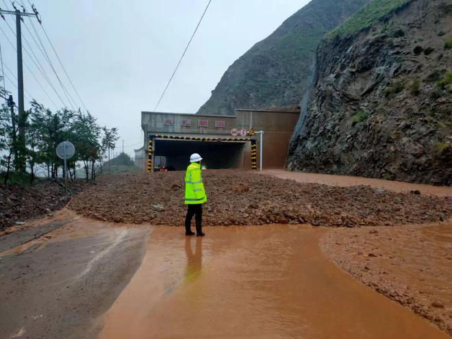 图片[1]-青海部分路段发生泥石流、塌方-萌番资讯网