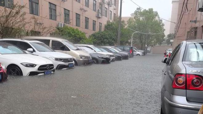 图片[1]-暴雨！金山一小区居民楼下水道雨水倒灌，积水严重…-萌番资讯网