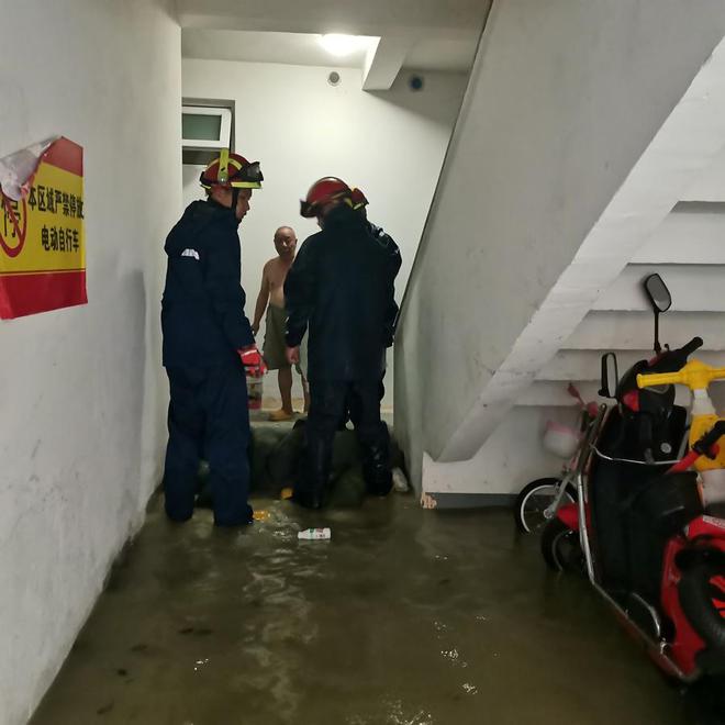 图片[2]-暴雨！金山一小区居民楼下水道雨水倒灌，积水严重…-萌番资讯网