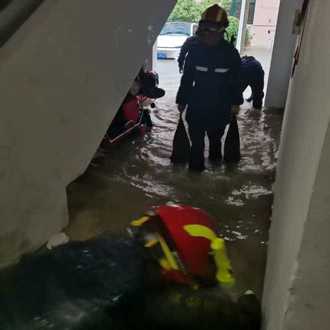 暴雨！金山一小区居民楼下水道雨水倒灌，积水严重…-萌番资讯网