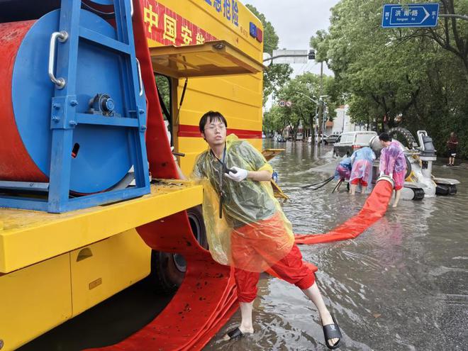 图片[5]-奉贤东部地区积水严重，最深处淹到了车顶，全区水闸均已开启，全力排水抢险-萌番资讯网