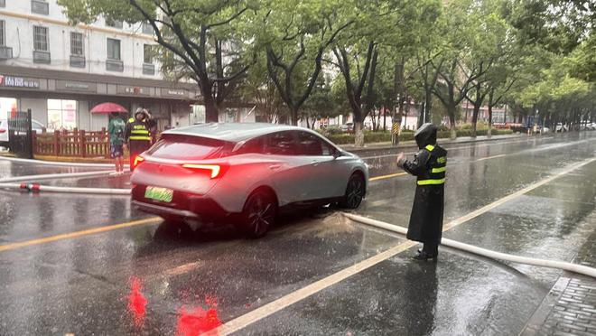 奉贤东部地区积水严重，最深处淹到了车顶，全区水闸均已开启，全力排水抢险-萌番资讯网