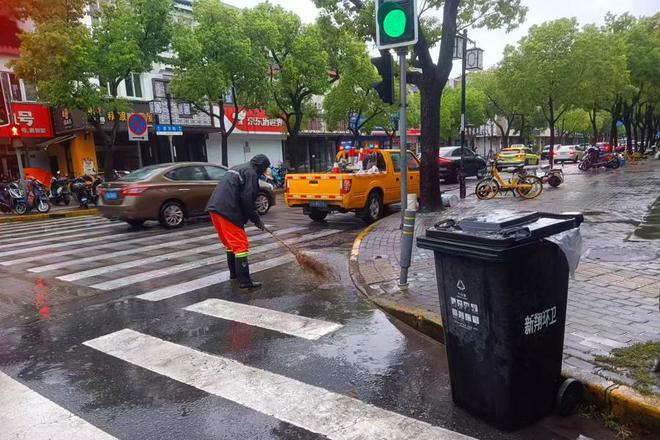 嘉定南翔严守防汛点位立交桥洞，抽排水作业人员随时待命-萌番资讯网