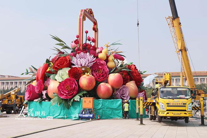 图片[1]-天安门广场国庆“祝福祖国”大花篮搭建进行中-萌番资讯网