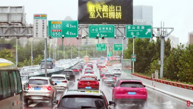 图片[1]-受台风尾部环流影响上海晨间暴雨，延安路高架拥堵，松江大学城学生雨中赶课-萌番资讯网