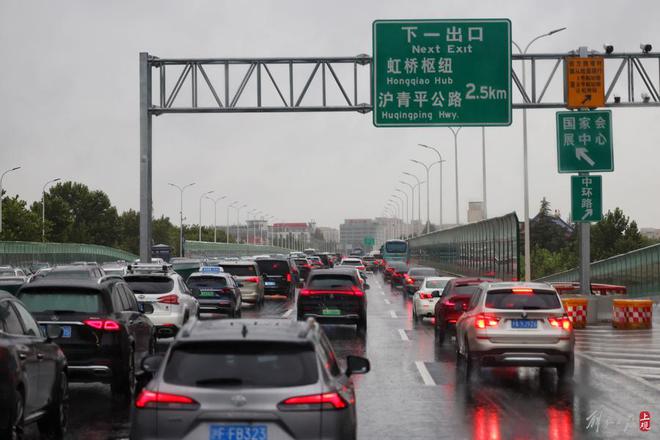 图片[2]-受台风尾部环流影响上海晨间暴雨，延安路高架拥堵，松江大学城学生雨中赶课-萌番资讯网