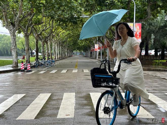 图片[5]-受台风尾部环流影响上海晨间暴雨，延安路高架拥堵，松江大学城学生雨中赶课-萌番资讯网