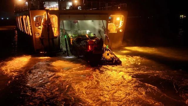 昼夜不息，两栖突击训练战味浓！第74集团军某旅组织跨昼夜上下登陆舰训练-萌番资讯网