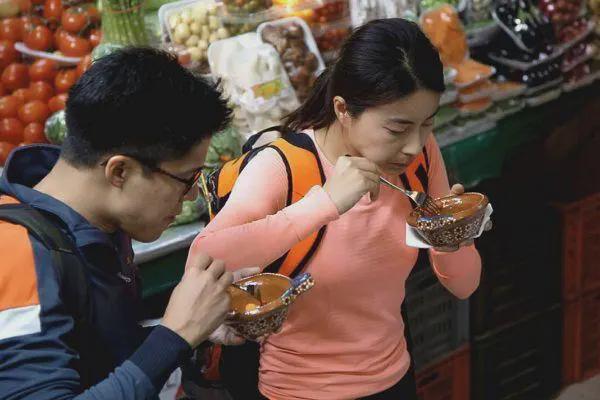 图片[3]-霍启刚一家晚餐照，打破豪门的固有认知，难怪孩子教育得这么好！-萌番资讯网