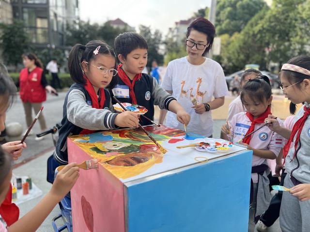 图片[3]-为金婚老人拍婚纱照、给老年送餐车画“新衣”、配备养生茶饮……临汾路街道的尊老爱老活动丰富多彩！-萌番资讯网