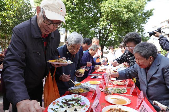 为金婚老人拍婚纱照、给老年送餐车画“新衣”、配备养生茶饮……临汾路街道的尊老爱老活动丰富多彩！-萌番资讯网