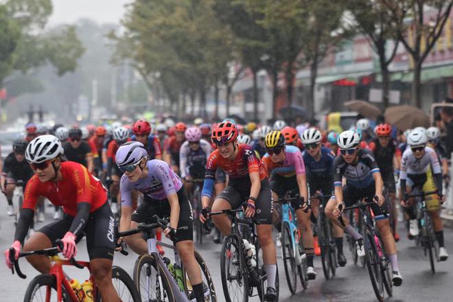 环崇明岛国际自盟女子公路世巡赛雨中开赛，近百名职业选手现巾帼英姿-萌番资讯网