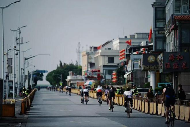 “最适合新人参与的铁人三项赛”在金山城市沙滩举行，吸引近千铁人展开角逐-萌番资讯网