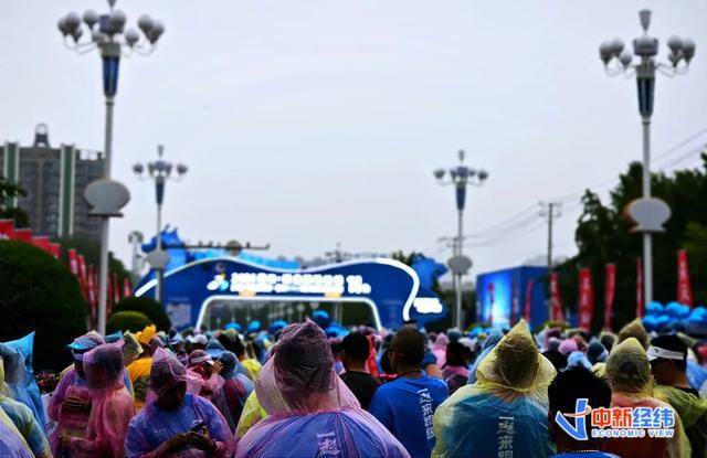 一日之内30万人踏上马拉松起跑线，众多企业抢着赞助，热门赛事冠名费超千万！-萌番资讯网