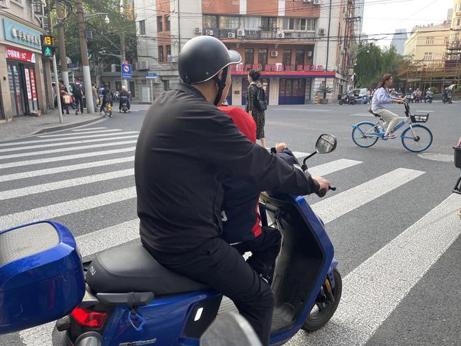 图片[4]-孩子乘电动车不戴头盔？家长疏忽可能酿成大祸！-萌番资讯网