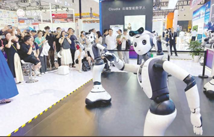 每经记者现场直击WAIC 2024：AI“热辣滚烫”“八大镇馆之宝”预示未来发展__每经记者现场直击WAIC 2024：AI“热辣滚烫”“八大镇馆之宝”预示未来发展