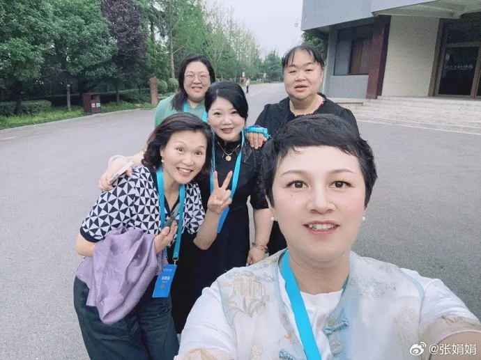 举重女大力士聚首：唐功红近照曝光，刘春红春光满面_举重女大力士聚首：唐功红近照曝光，刘春红春光满面_