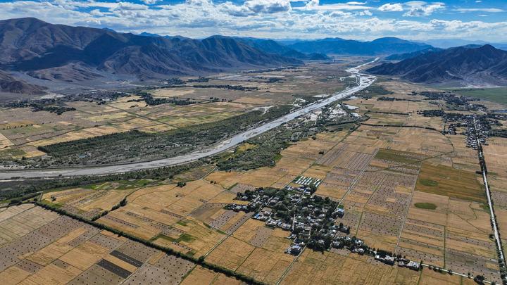 农村公路助力乡村振兴__乡村振兴农村道路建设