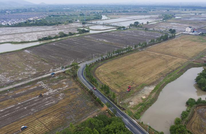 _农村公路助力乡村振兴_乡村振兴农村道路建设