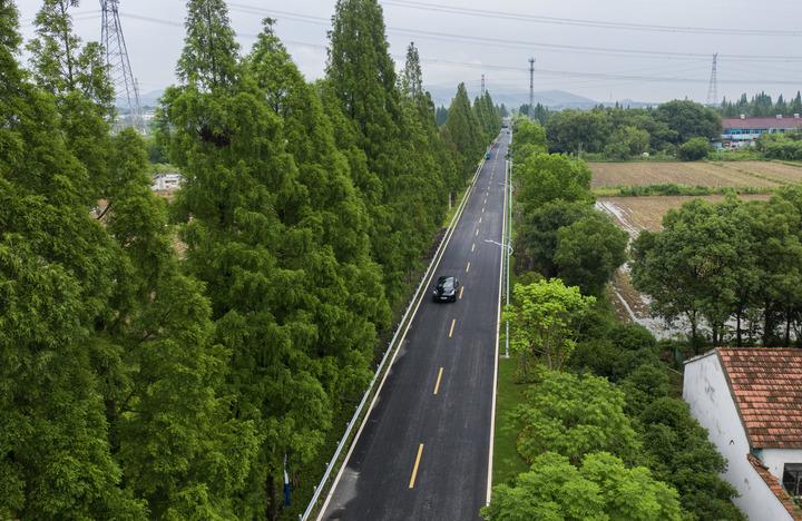 _农村公路助力乡村振兴_乡村振兴农村道路建设