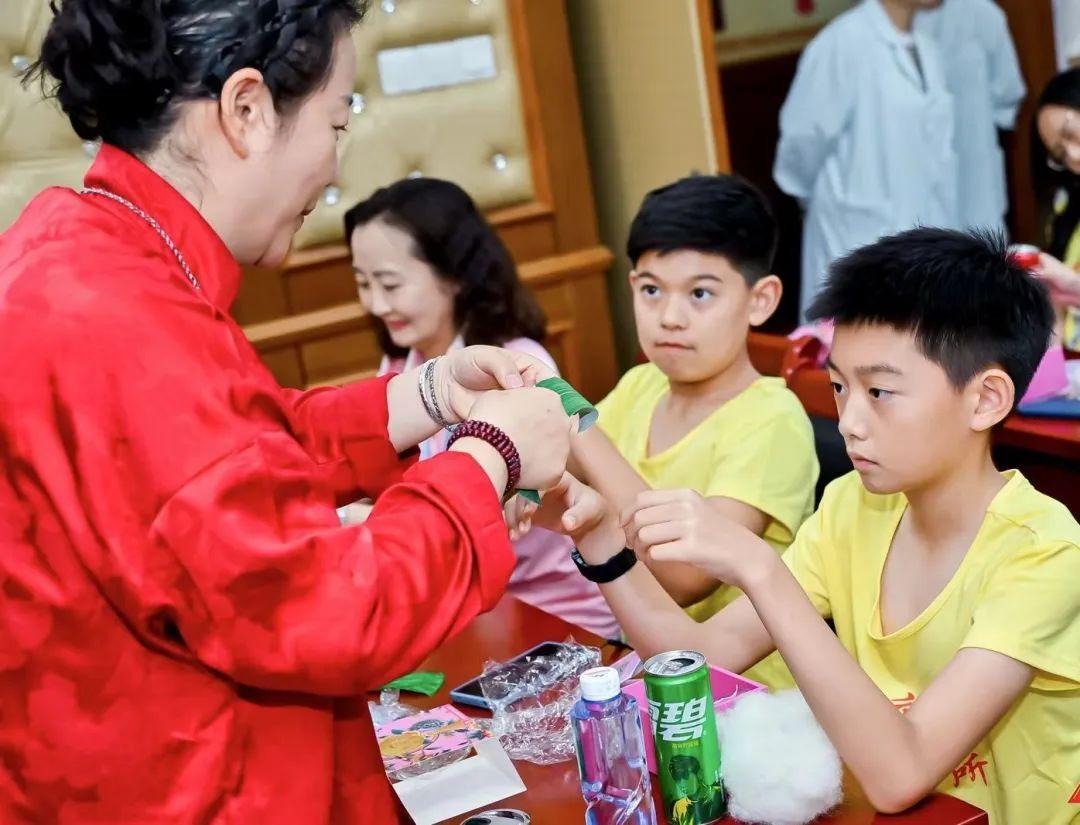 包粽子的中药_学做中药香囊“小粽子”，远涉重洋的他们走进中医药文化_