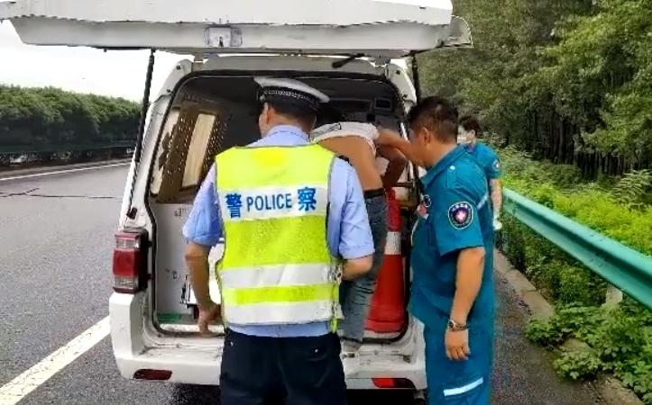 交警为救护车护航视频_交警救助心脏病人_