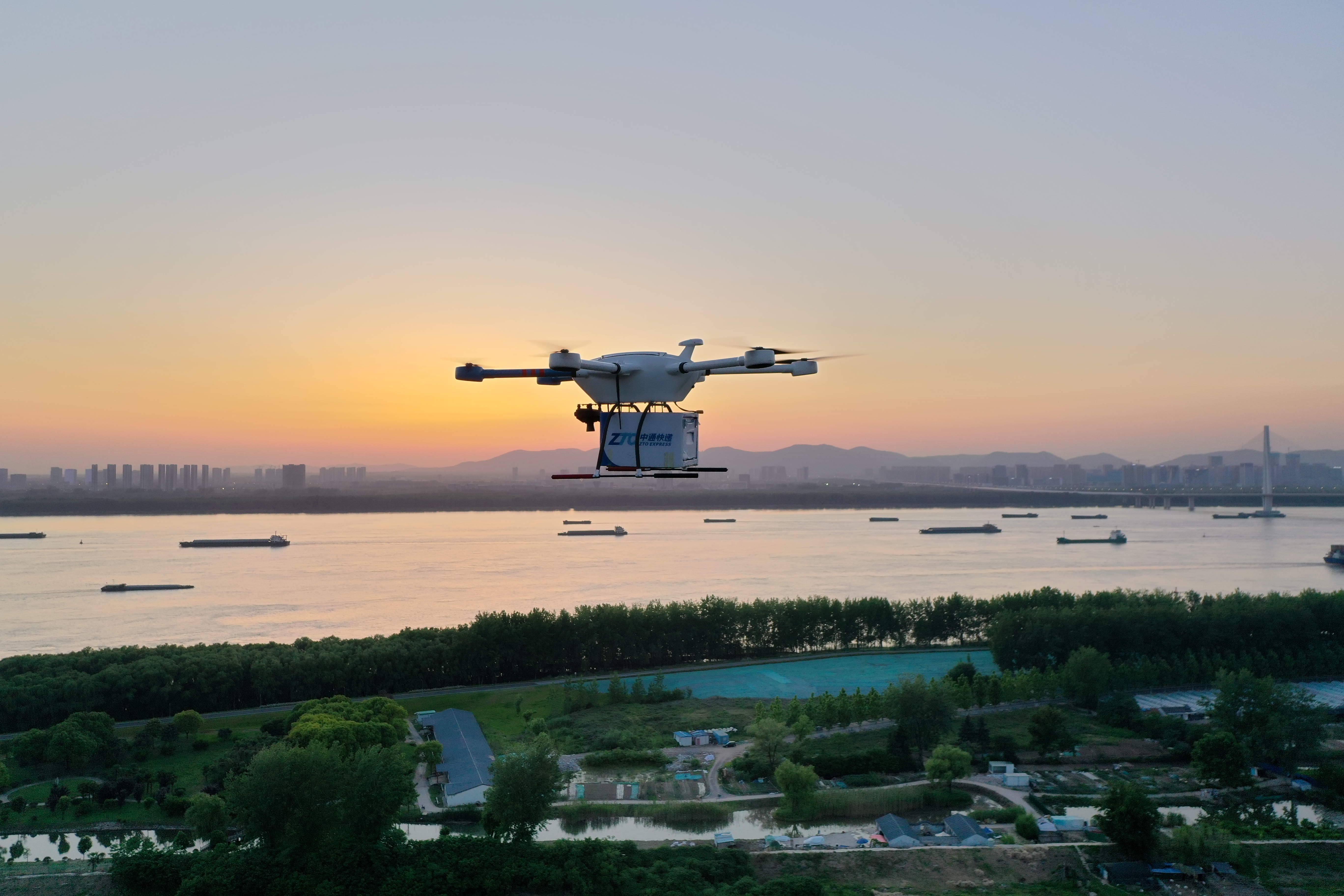 低空经济飞上新台阶：成本大幅下降，飞行器龙头看好三年内商业化运营__低空经济飞上新台阶：成本大幅下降，飞行器龙头看好三年内商业化运营