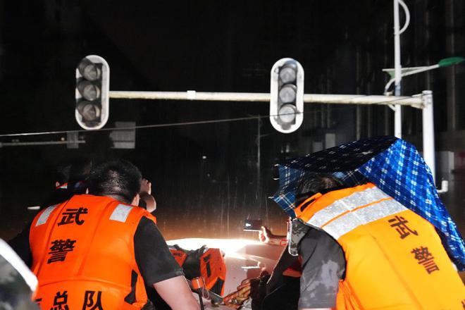 _南方强降雨｜平江内涝：水位逼近红绿灯，正逐步下降_南方强降雨｜平江内涝：水位逼近红绿灯，正逐步下降