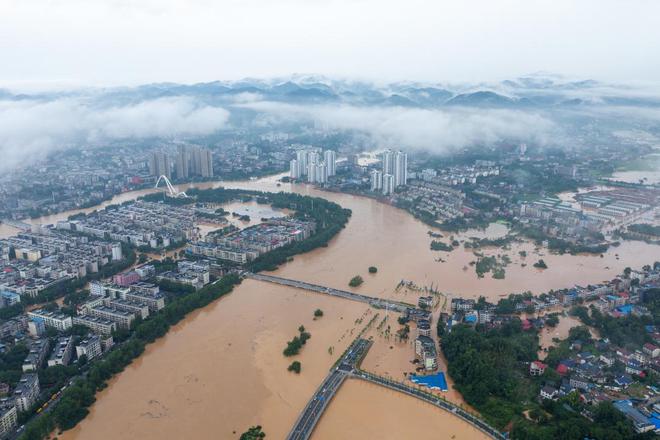 _南方强降雨｜平江内涝：水位逼近红绿灯，正逐步下降_南方强降雨｜平江内涝：水位逼近红绿灯，正逐步下降