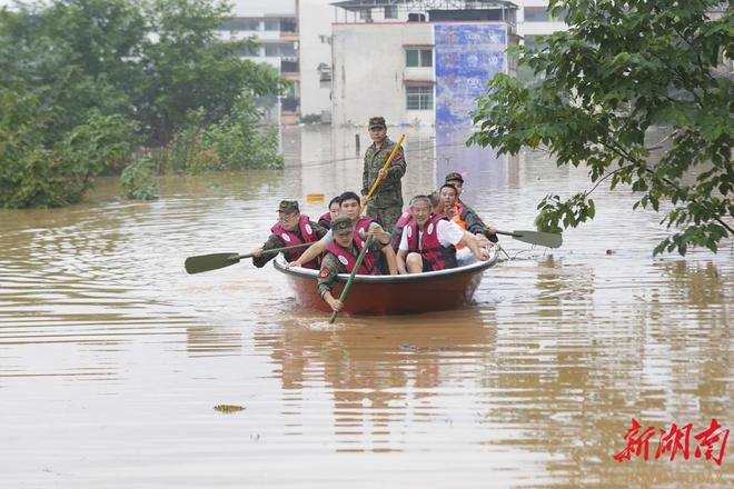 南方强降雨｜平江内涝：水位逼近红绿灯，正逐步下降__南方强降雨｜平江内涝：水位逼近红绿灯，正逐步下降