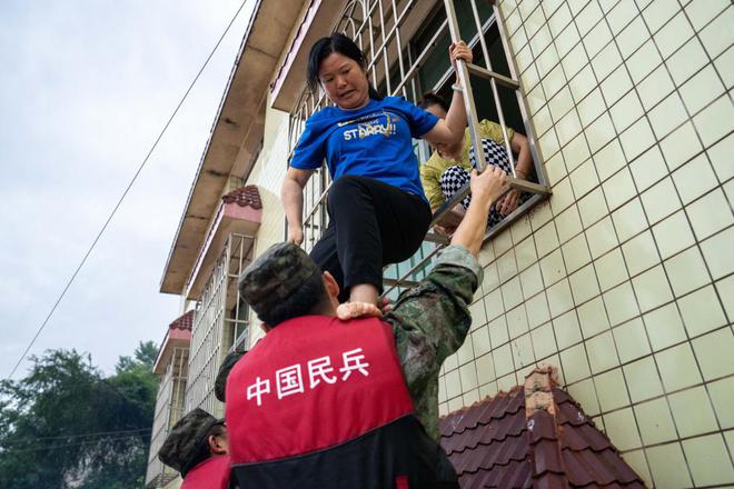 南方强降雨｜平江内涝：水位逼近红绿灯，正逐步下降_南方强降雨｜平江内涝：水位逼近红绿灯，正逐步下降_