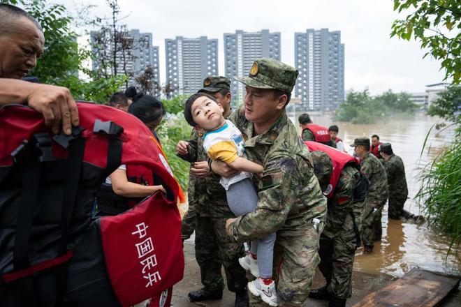 南方强降雨｜平江内涝：水位逼近红绿灯，正逐步下降_南方强降雨｜平江内涝：水位逼近红绿灯，正逐步下降_