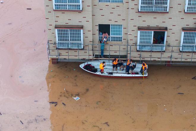 南方强降雨｜平江内涝：水位逼近红绿灯，正逐步下降__南方强降雨｜平江内涝：水位逼近红绿灯，正逐步下降