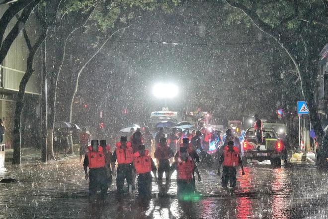 南方强降雨｜平江内涝：水位逼近红绿灯，正逐步下降_南方强降雨｜平江内涝：水位逼近红绿灯，正逐步下降_