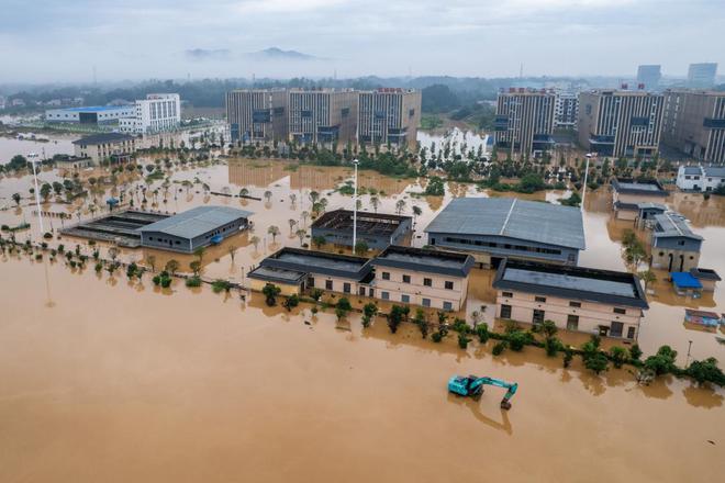 南方强降雨｜平江内涝：水位逼近红绿灯，正逐步下降_南方强降雨｜平江内涝：水位逼近红绿灯，正逐步下降_