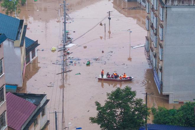 南方强降雨｜平江内涝：水位逼近红绿灯，正逐步下降_南方强降雨｜平江内涝：水位逼近红绿灯，正逐步下降_