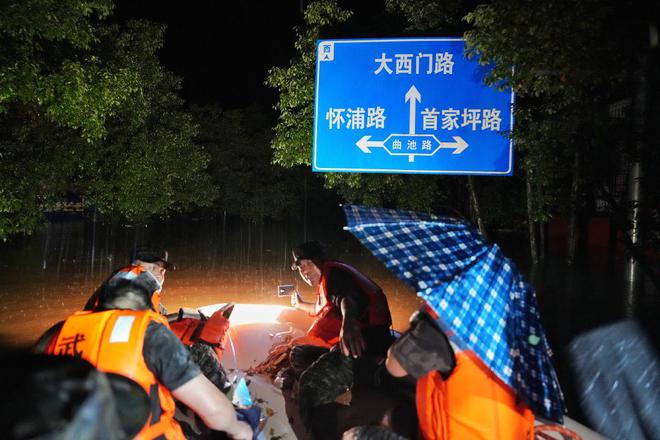 南方强降雨｜平江内涝：水位逼近红绿灯，正逐步下降__南方强降雨｜平江内涝：水位逼近红绿灯，正逐步下降