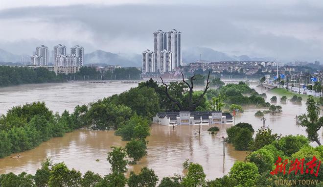 _南方强降雨｜平江内涝：水位逼近红绿灯，正逐步下降_南方强降雨｜平江内涝：水位逼近红绿灯，正逐步下降