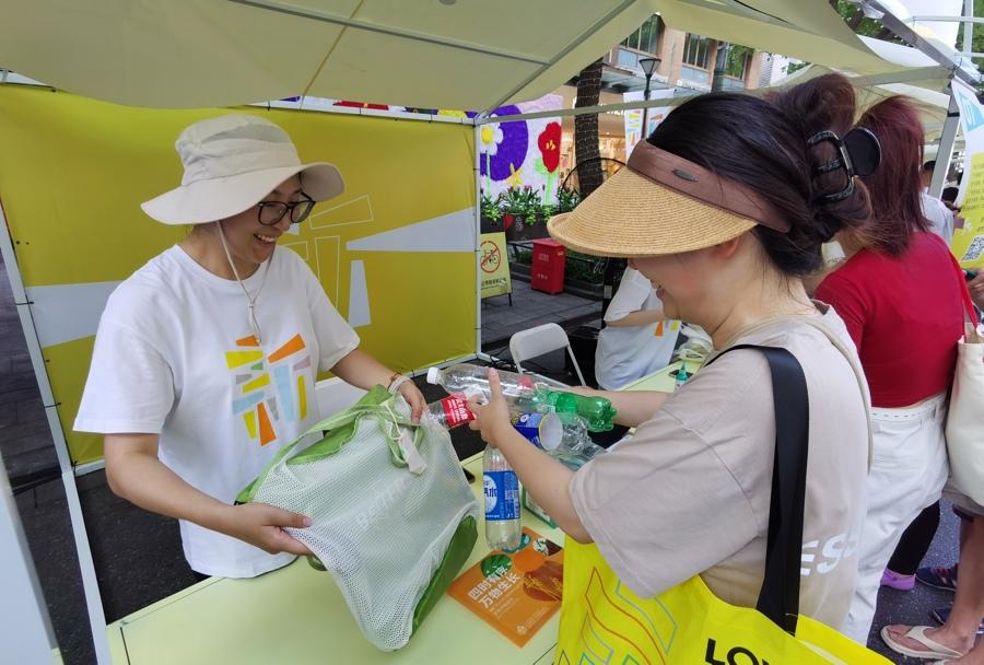 在大学路步行街练摊，限时两日，初高中生和品牌企业“卷”起了旧物废品__在大学路步行街练摊，限时两日，初高中生和品牌企业“卷”起了旧物废品